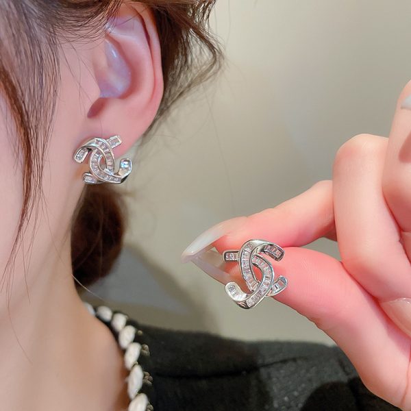 New Trendy CC Logo Earrings - A Symbol of Fashion Taste