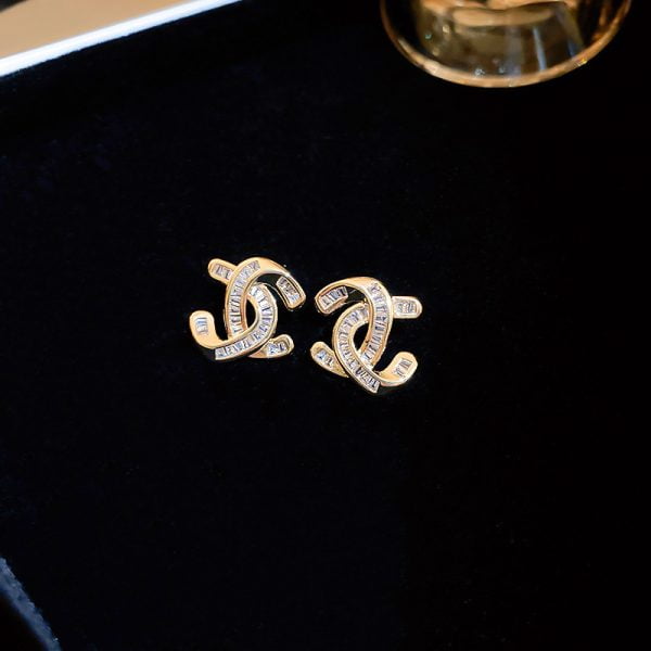 New Trendy CC Logo Earrings - A Symbol of Fashion Taste